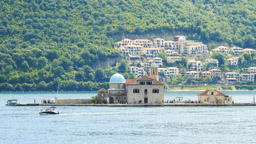 Maria vom Felsen und Sveti Đorđe sind zwei kleinenkünstliche Inseln