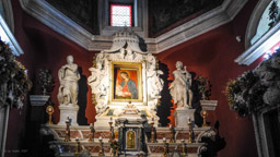 Das heutige Gotteshaus stammt von 1632 und wurde 1722 erneuert .